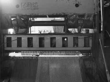 買了第一臺鋼板網機。