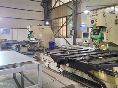 自主研發重型沖壓設備。